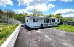 38 Walnut St, PETERSTOWN, WV 24963