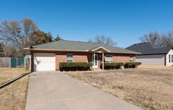 924 Guam St, Tool, TX 75143