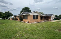 211 S Crockett, Henrietta, TX 76365