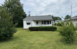 210 7th St, Carmi, IL 62821