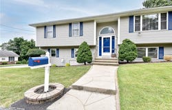 17 Middle Street, North Providence, RI 02911