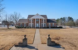 100 E Meadow Hill Dr, Florence, AL 35633