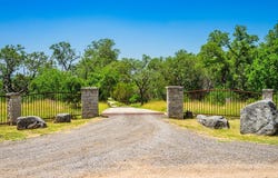 377 Green Oak Dr, Kerrville, TX 78028