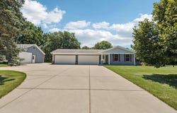 1402 Parry Ln, Hartland, WI 53029