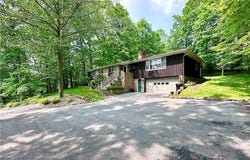 315 Lake Dr, Neshannock Twp, PA 16105