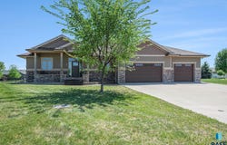 7812 Tuscan Club Cir, Sioux Falls, SD 57108