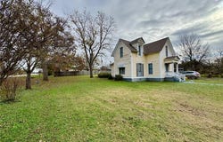 102 South Pine Street, Calvert, TX 77837