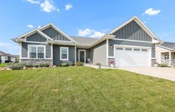 912 Fountain View Drive, Pella, IA 50219