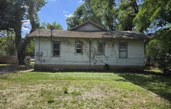 410 W 10th Ave, Winfield, KS 67156