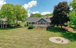 W281n1811 Golf View Dr, Pewaukee, WI 53072