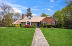 26 Woodgreen Lane, East Hills, NY 11577
