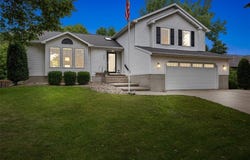 4000 Richland Dr NW, CedarRapids, IA 52405