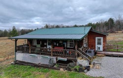 129 Circle Rd, Deer Lodge, TN 37726