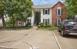 1500 Surrey Lane Lane, St Charles, MO 63304