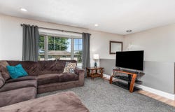 1874 Vizaleea, Dubuque, IA 52002