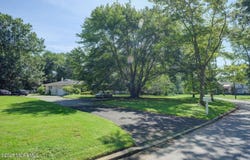 19 Buttonwood Lane E, Rumson, NJ 07760