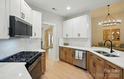 8726 Castle Cliff Drive, Matthews, NC 28105