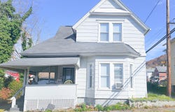 209 5th Ave, Hinton, WV 25951