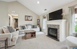 23 Bourne Circle, Hamburg, NJ 07419
