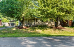 4310 Raven Ridge Dr, Louisville, KY 40216