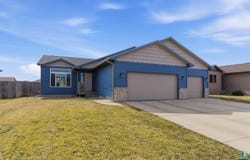 6733 42nd St, Sioux Falls, SD 57110