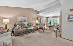 28 Queensbrook Place, Olivette, MO 63132