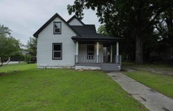 1424 E 1st St, Winfield, KS 67156