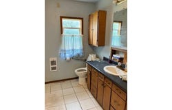 105 E 7th St, Wynot, NE 68792