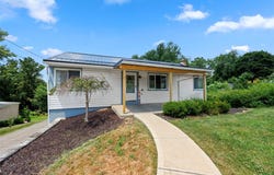 7 Oxford Dr, Robinson Twp, PA 15108
