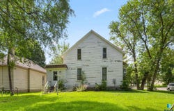 210 W 2nd Ave, Flandreau, SD 57028