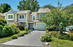 3 Generals Way, Halfmoon, NY 12065