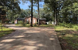490 E Lakewood Dr, Muscle Shoals, AL 35661