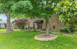 8305 Pine Grove Ct, Louisville, KY 40214