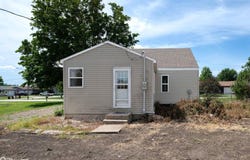 506 E 3rd Street E, Newhall, IA 52315