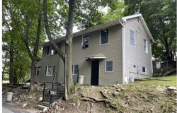 8 Hillside Ave, Stanhope Boro, NJ 07874-2913