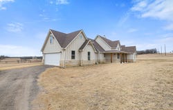 476 Silver Leaf Drive, Sunset, TX 76270