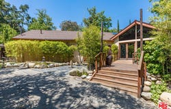 1064 Meadows End Dr, Calabasas, CA 91302