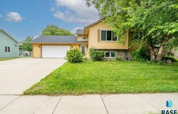 316 W Evergreen Dr, Brandon, SD 57005