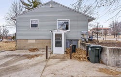 8009-8011 University Avenue, Cedar Falls, IA 50613