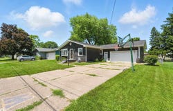 2113 Ridgewood Ave, Muscatine, IA 52761