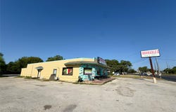 1212 E Pierce St, Luling, TX 78648