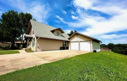 1318 Hillside Dr, Winfield, KS 67156