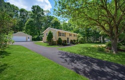 385 River Rd, Uxbridge, MA 01569