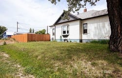 210 N 3rd Ave, Forsyth, MT 59327