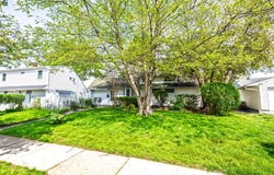 33 Atlas Lane, Hicksville, NY 11801