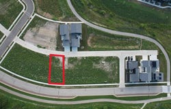 9401 S Lake Vista Pkwy, Oak Creek, WI 53154