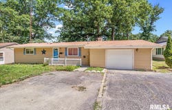 15858 OAK Lane, Girard, IL 62640