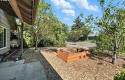 8618 NE BROADWAY, Portland, OR 97220