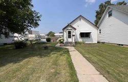 910 Minnesota, Gladstone, MI 49837