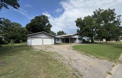 813 N School, Eureka, KS 67045